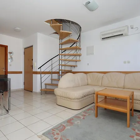Gumbek11, Two Story, Two-bedroom By The Sea Apartman Petrcane