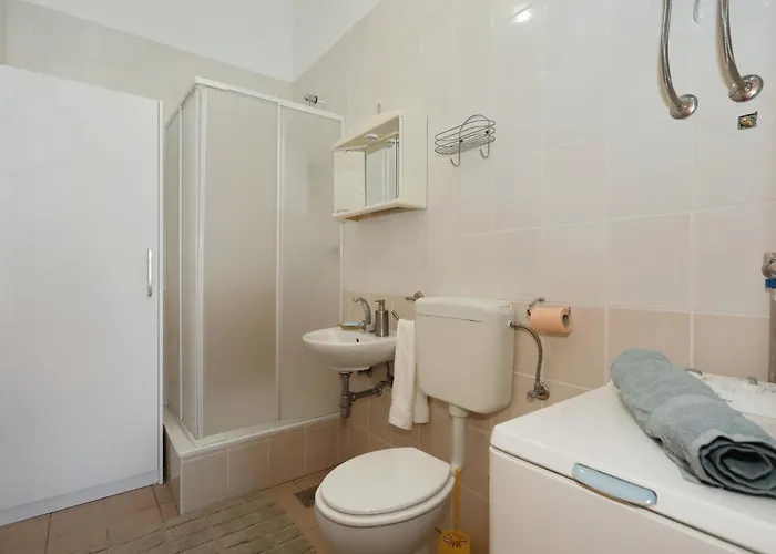 Gumbek11, Two Story, Two-bedroom By The Sea Apartament Petrčane