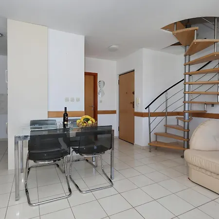 Gumbek11, Two Story, Two-bedroom By The Sea Petrcane