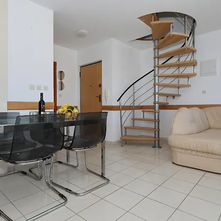 Gumbek11, Two Story, Two-bedroom By The Sea Petrčane
