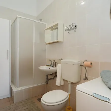 Gumbek11, Two Story, Two-bedroom By The Sea Apartment Petrčane