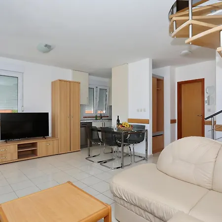 Gumbek11, Two Story, Two-bedroom By The Sea Petrcane