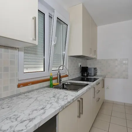 Gumbek11, Two Story, Two-bedroom By The Sea * Petrčane