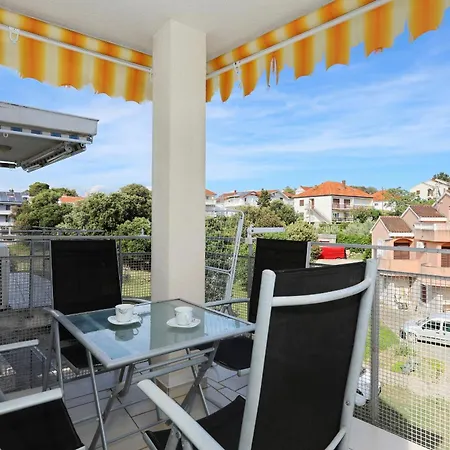 Apartment Gumbek11, Two Story, Two-bedroom By The Sea Petrčane