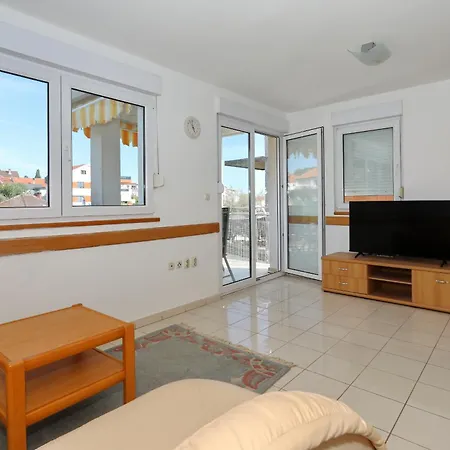 Gumbek11, Two Story, Two-bedroom By The Sea * Petrčane