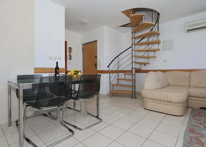 Gumbek11, Two Story, Two-bedroom By The Sea Петрчане