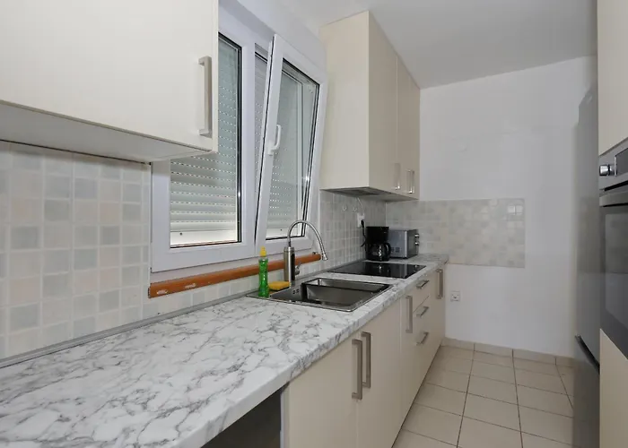Gumbek11, Two Story, Two-bedroom By The Sea * Петрчане