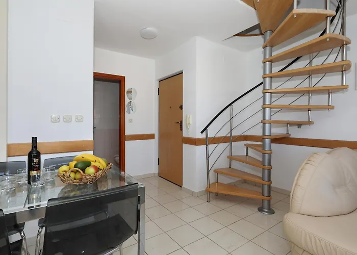 Апартаменты Gumbek11, Two Story, Two-bedroom By The Sea Петрчане
